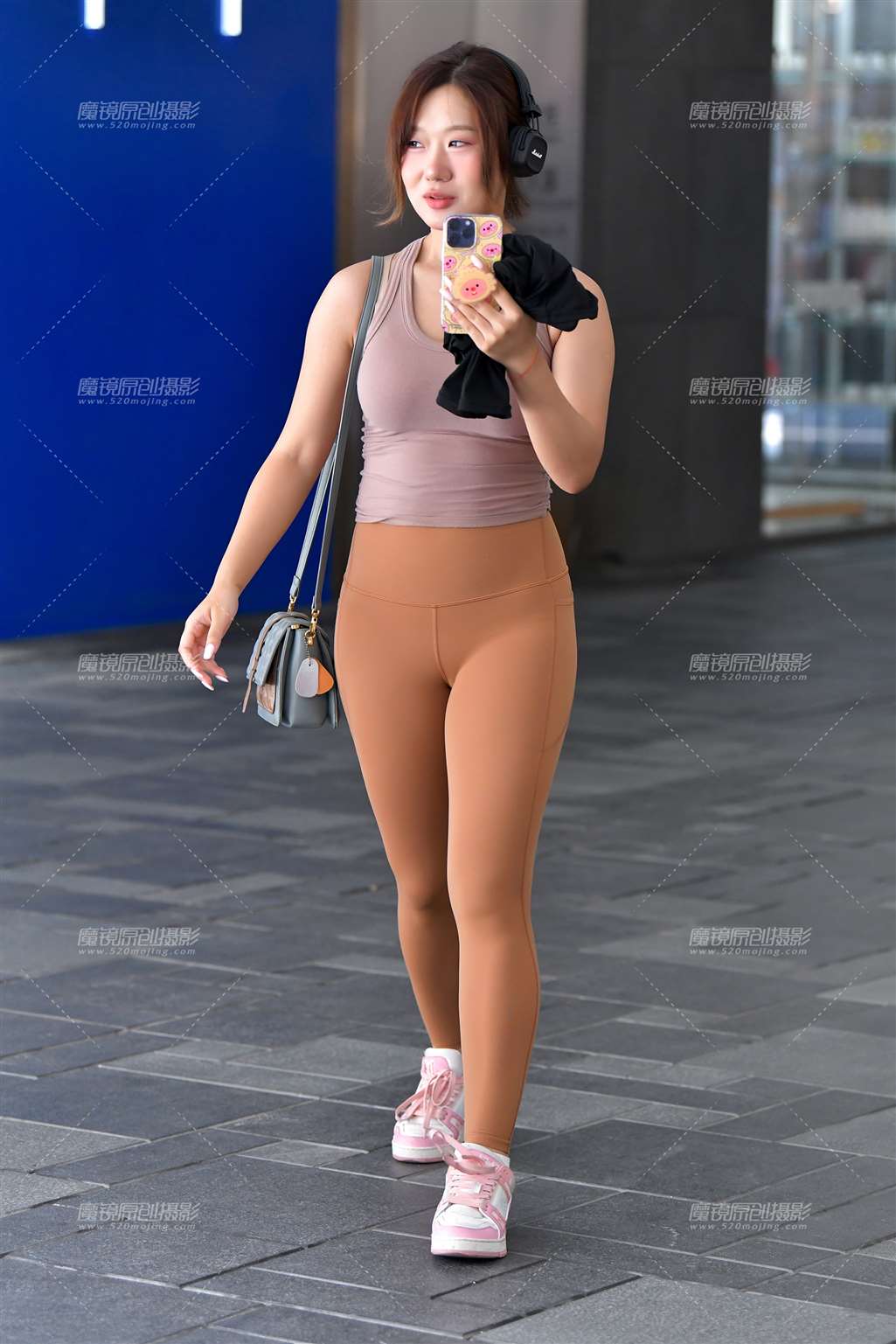 图片[1]-聊天紧身裤美女-街拍流行馆
