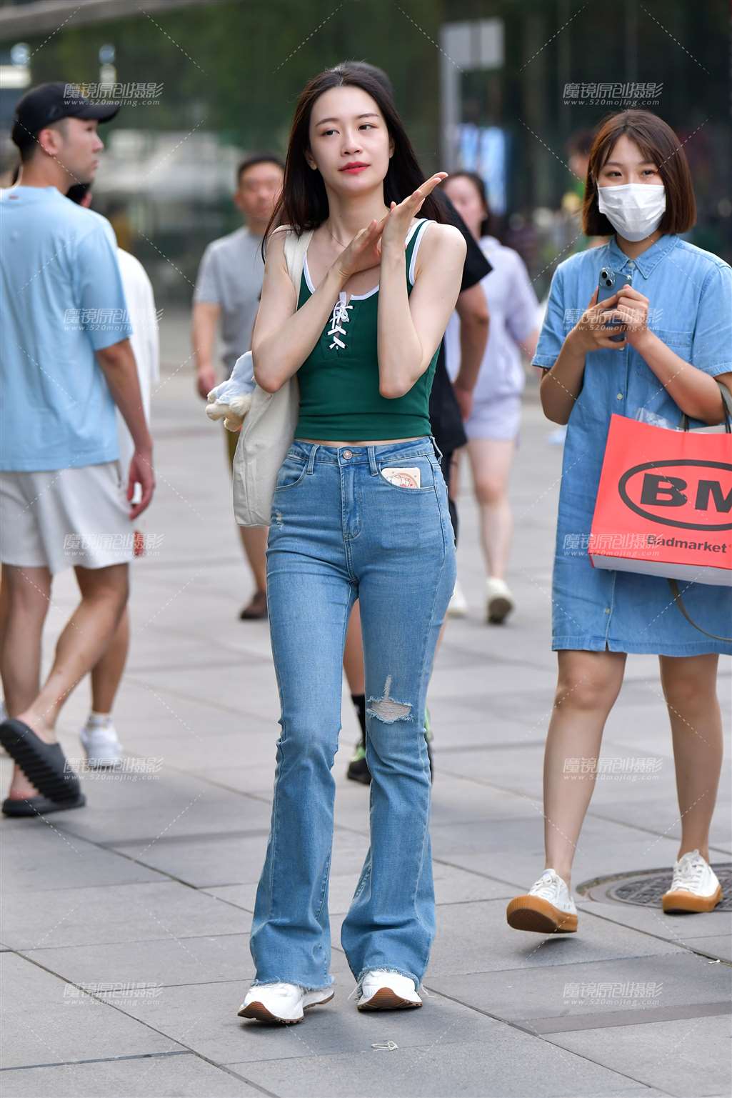 图片[1]-牛仔裤逛街美女-街拍流行馆