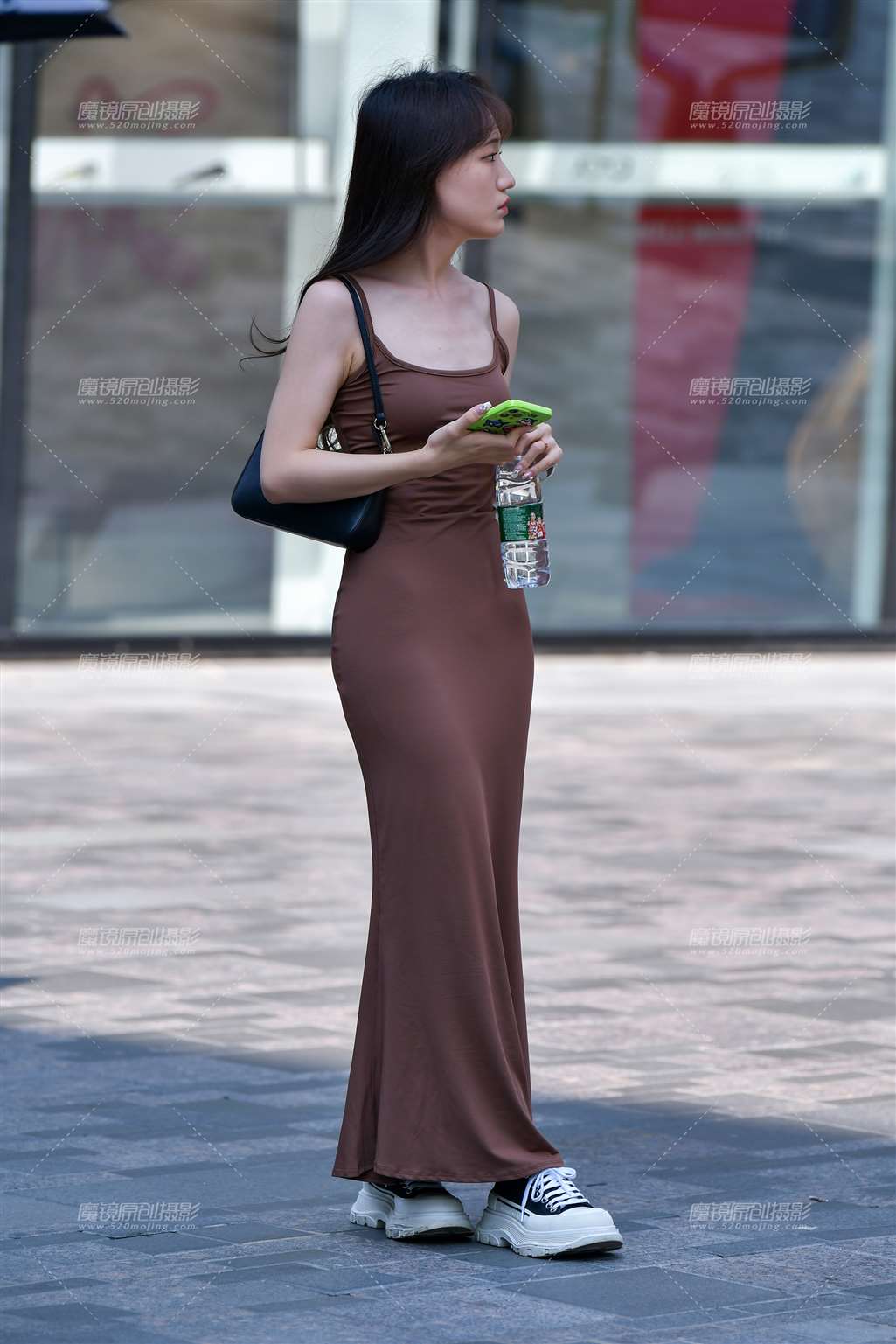 图片[4]-等待裹身长裙美女-街拍流行馆