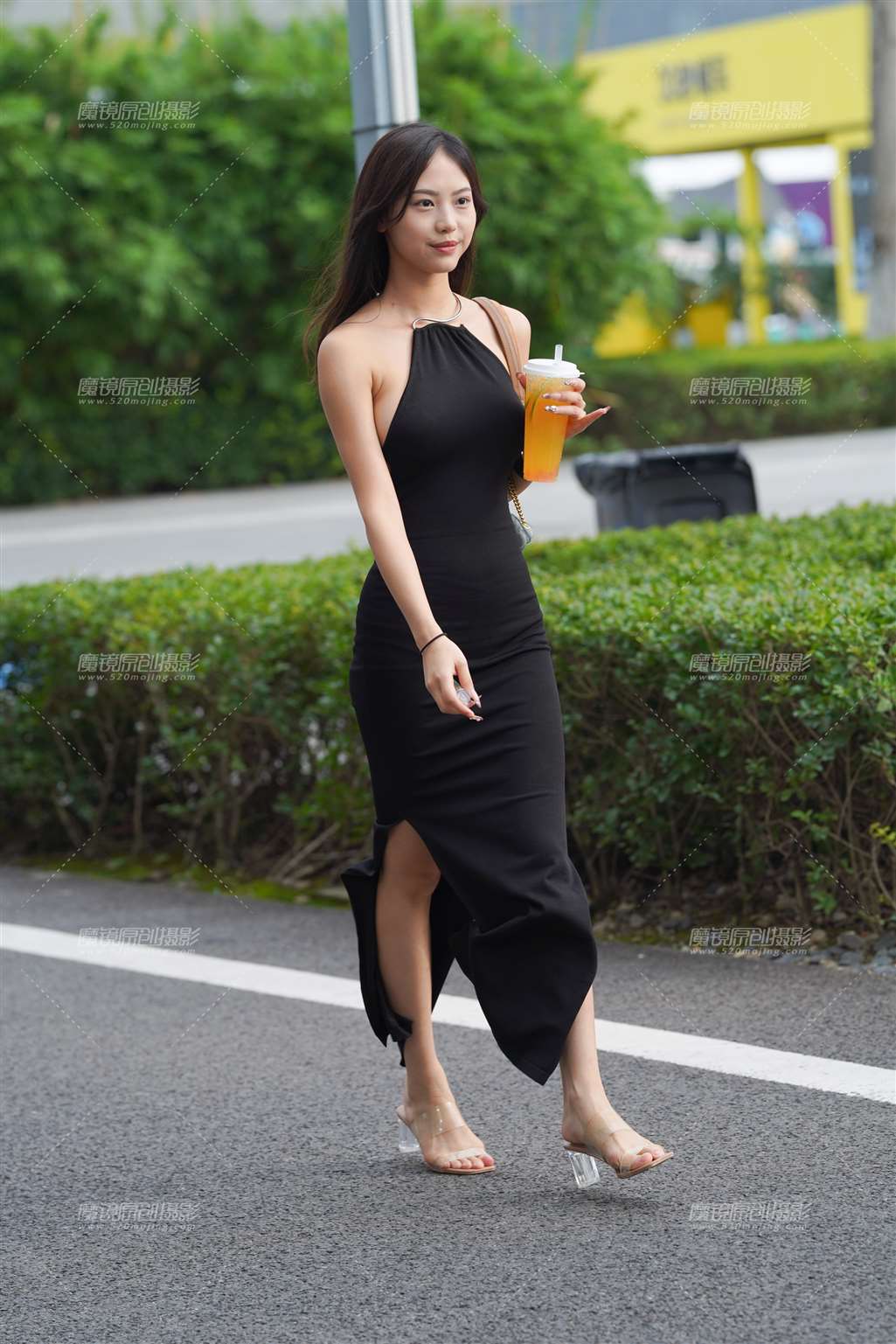 图片[1]-性感黑裙美女-街拍流行馆