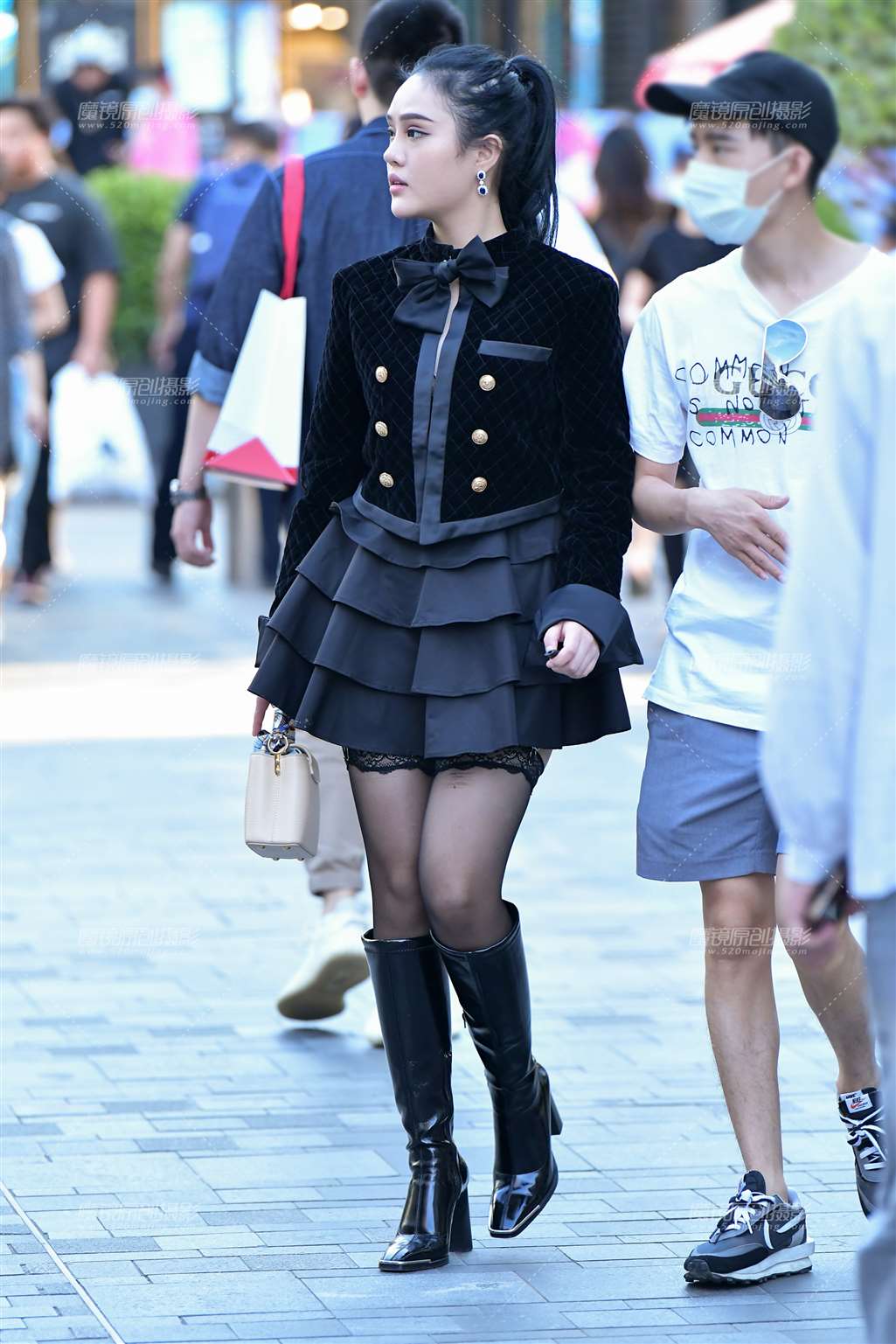 图片[1]-黑丝袜短裙美女-街拍流行馆