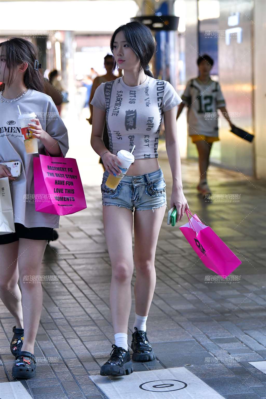 图片[1]-清纯热裤美女-街拍流行馆