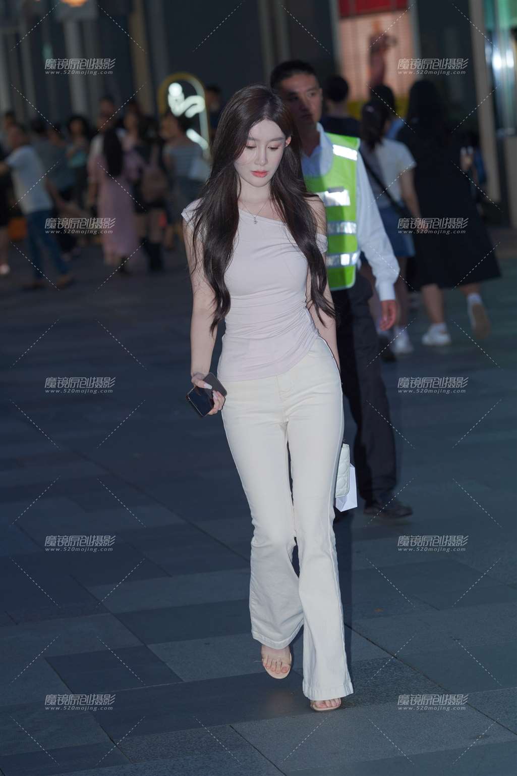 图片[1]-手如柔荑 肤如凝脂 美目盼兮-街拍流行馆