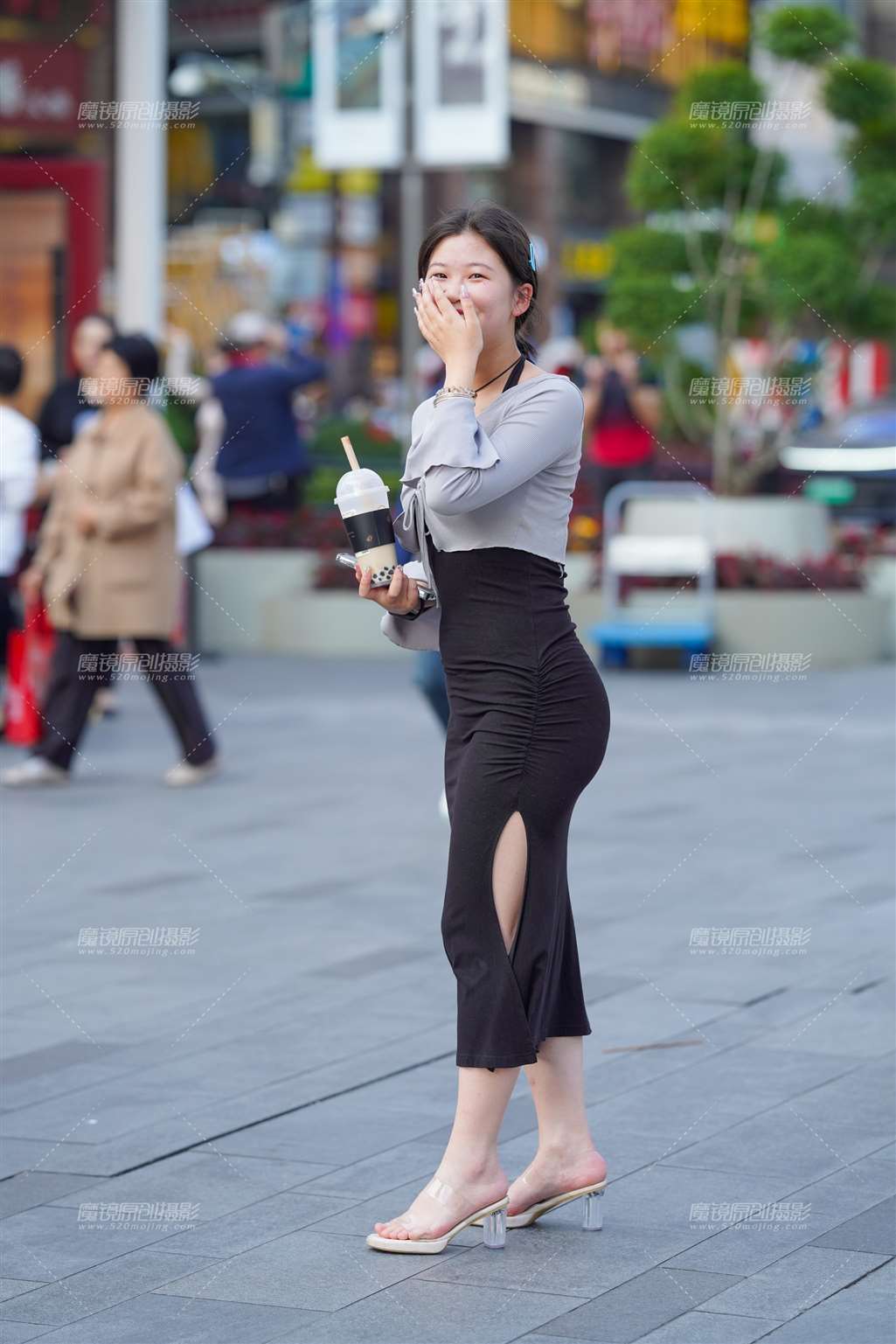 图片[1]-小妹这臀有些出众-街拍流行馆