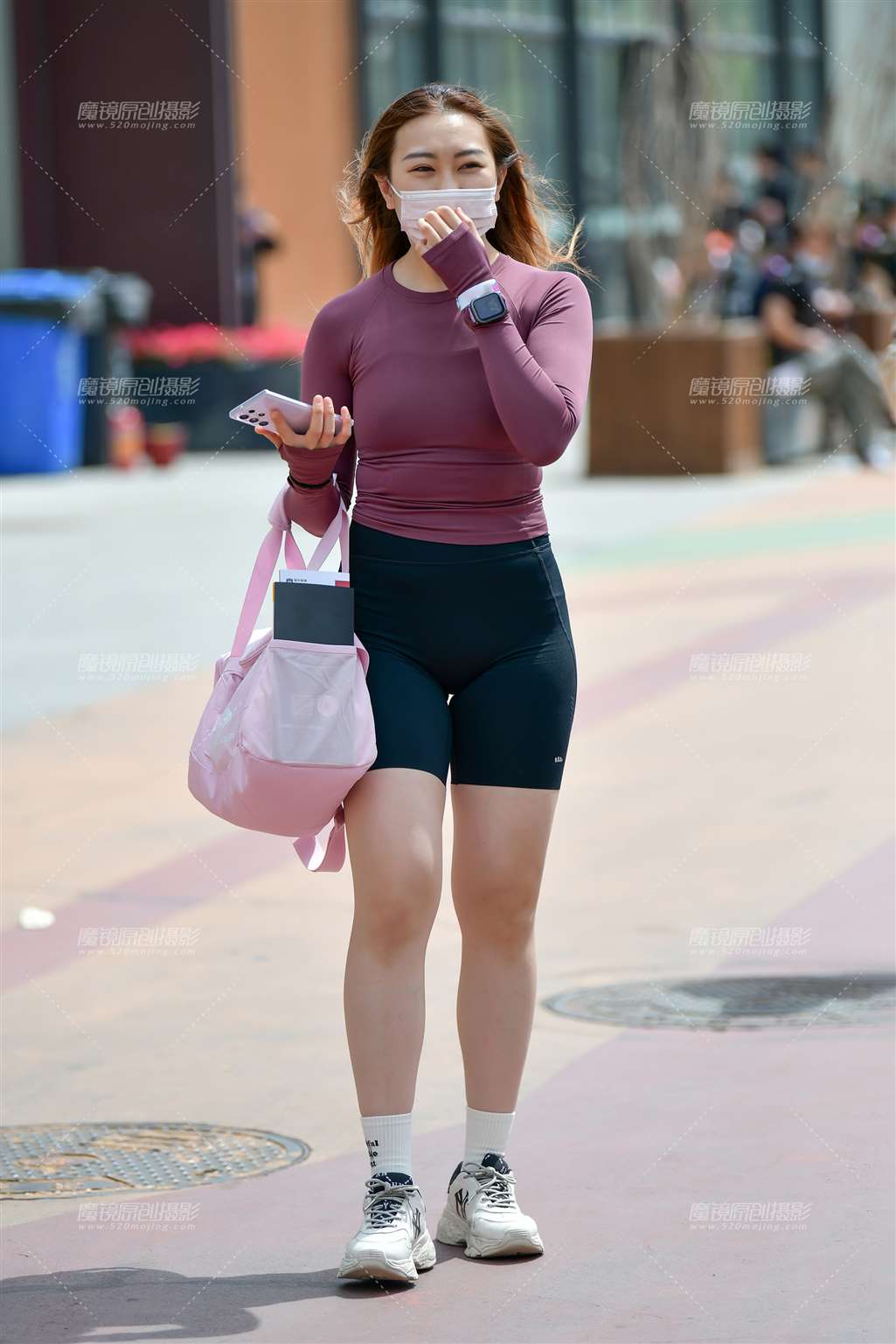 图片[1]-五分紧身裤美女-街拍流行馆