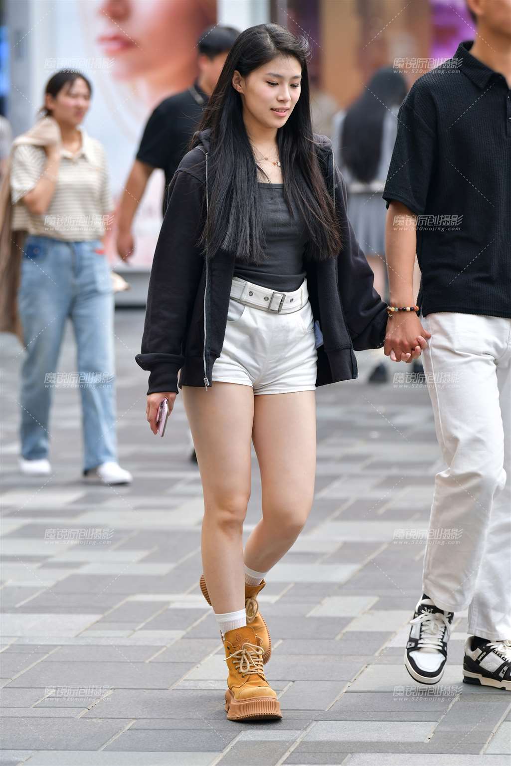 图片[1]-自信白热裤女友-街拍流行馆
