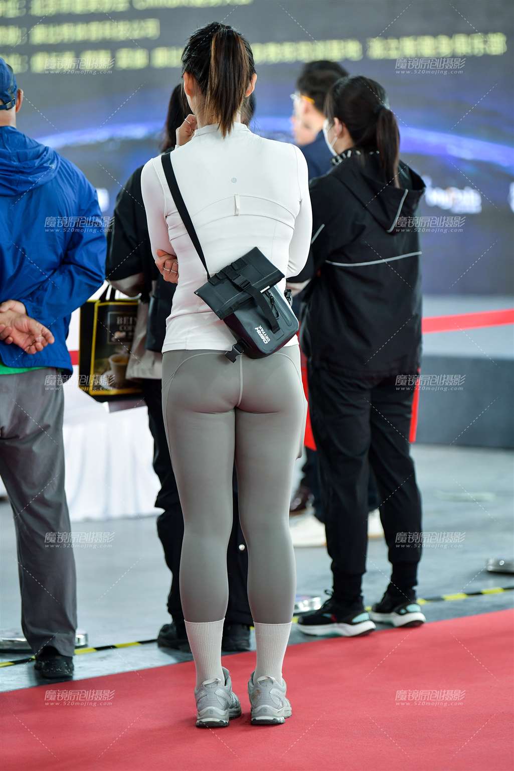 图片[2]-观众瑜伽裤美女-街拍流行馆