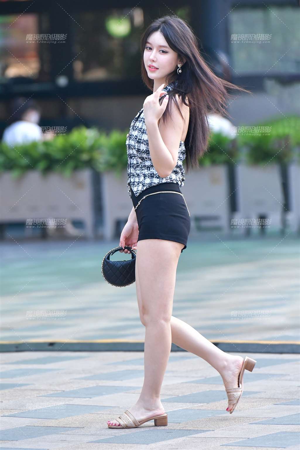 图片[1]-魅力热裤美女-街拍流行馆