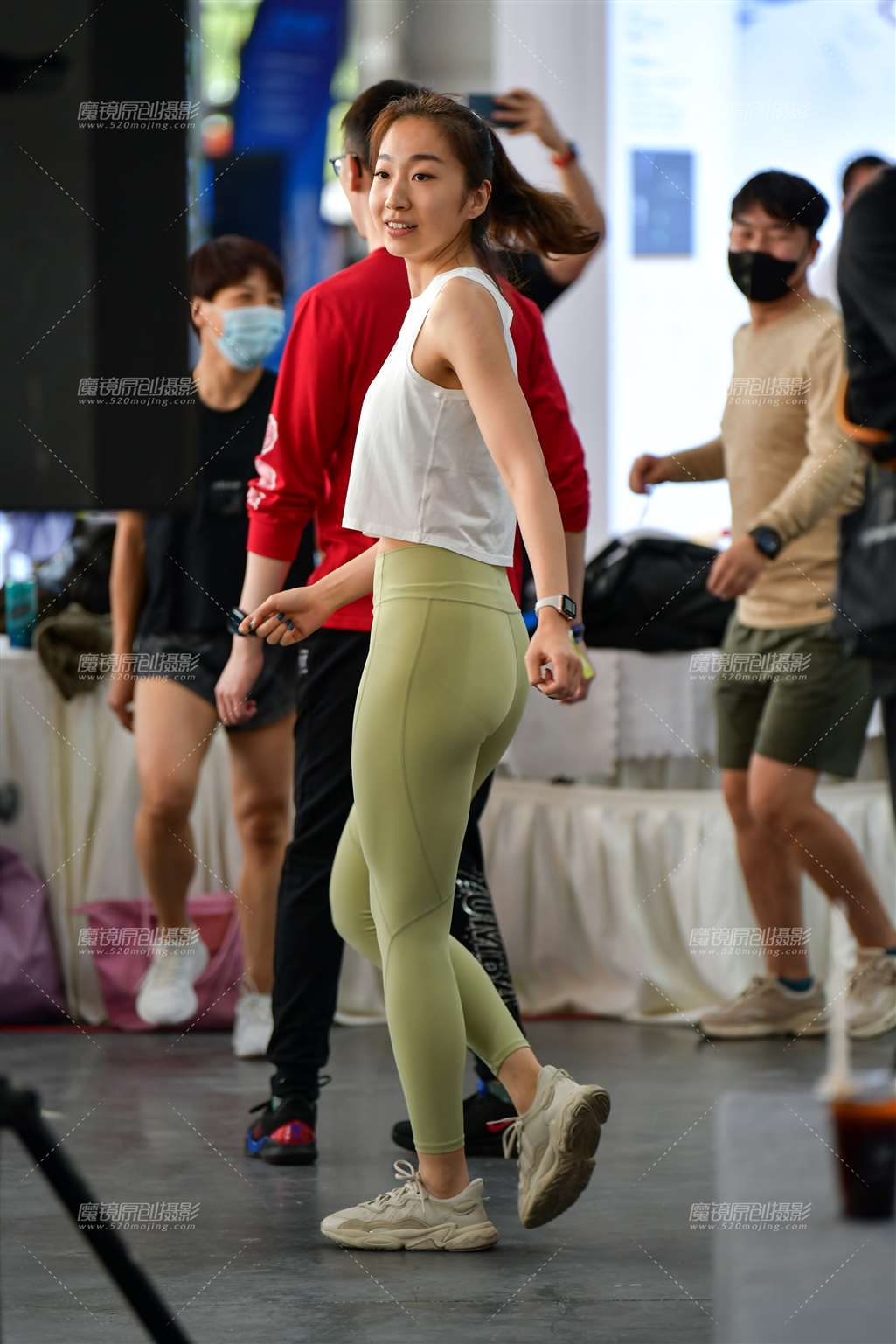 图片[4]-运动嫩绿紧身裤美女-街拍流行馆