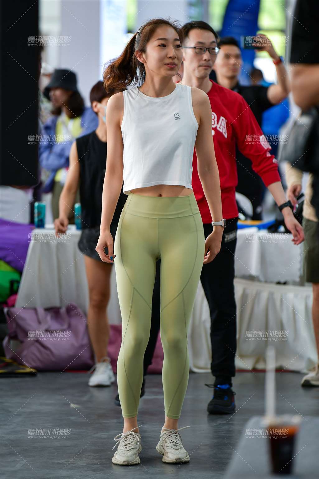 图片[5]-运动嫩绿紧身裤美女-街拍流行馆