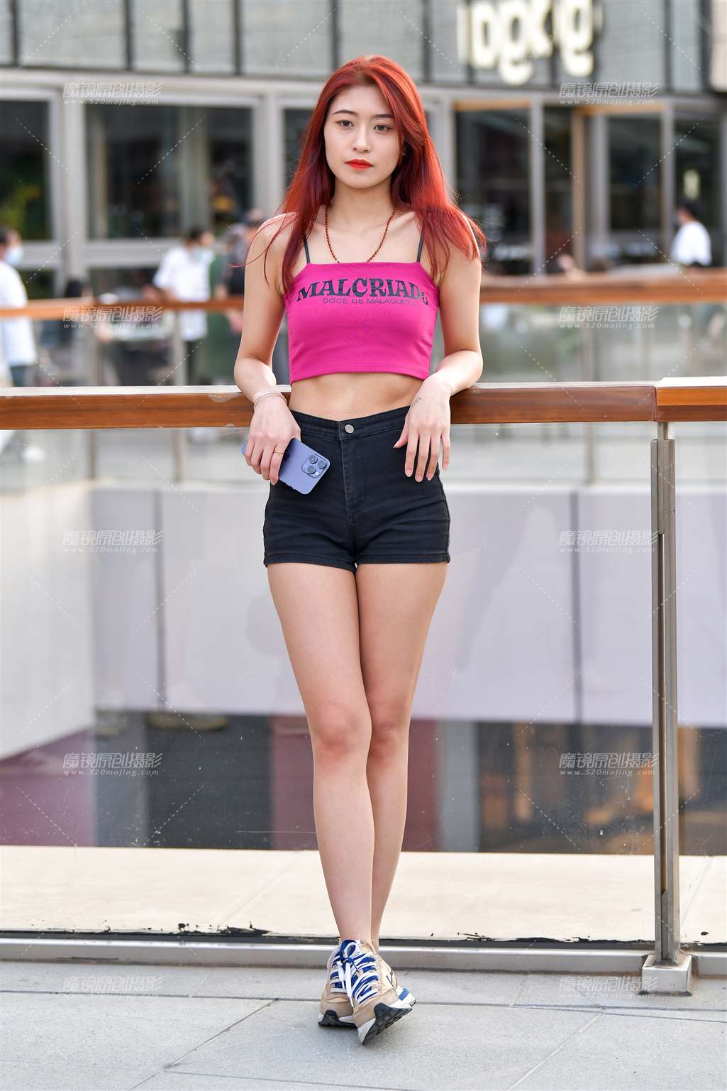 图片[1]-搭讪高挑黑热裤美女-街拍流行馆