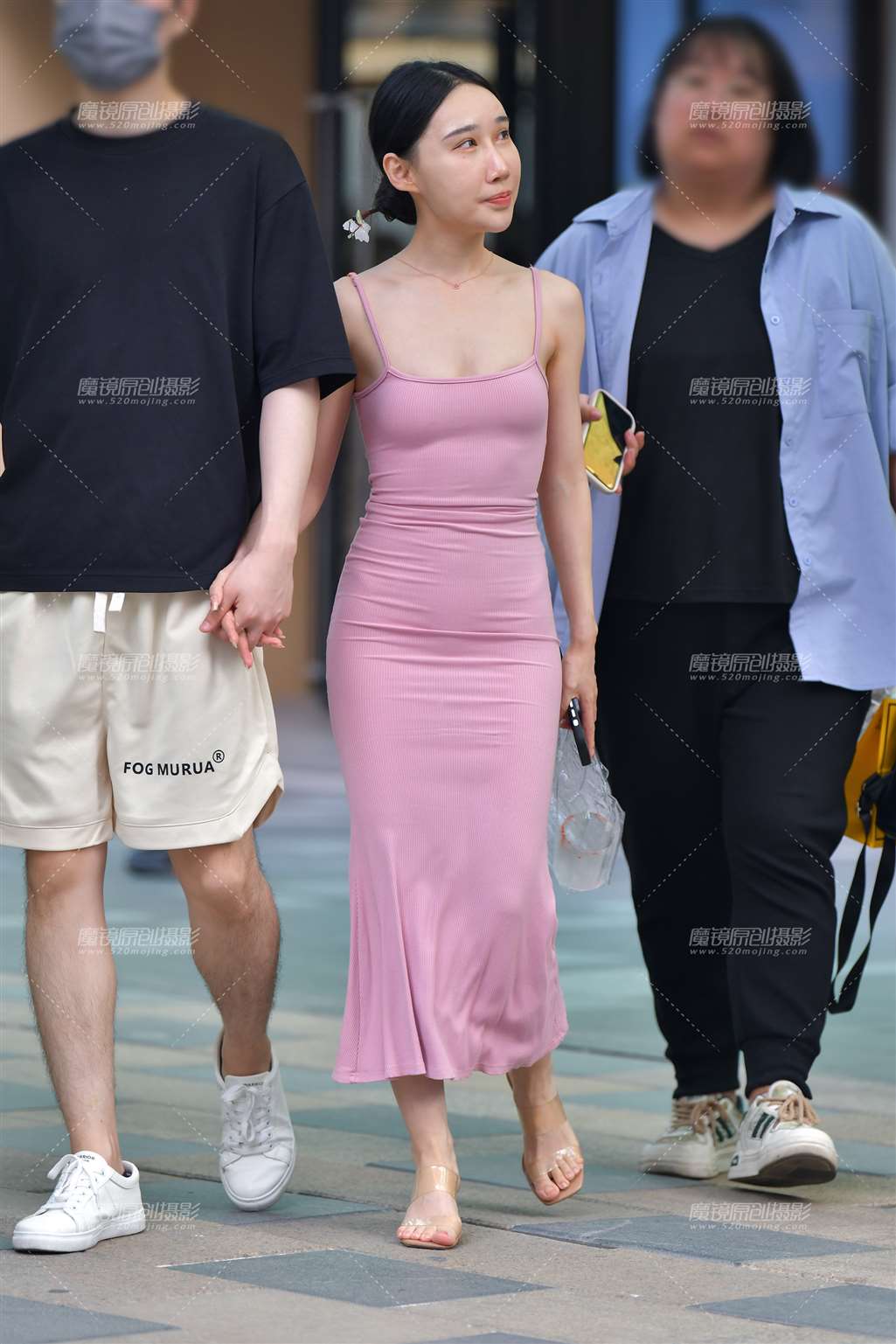 图片[1]-甜美粉裙美女-街拍流行馆