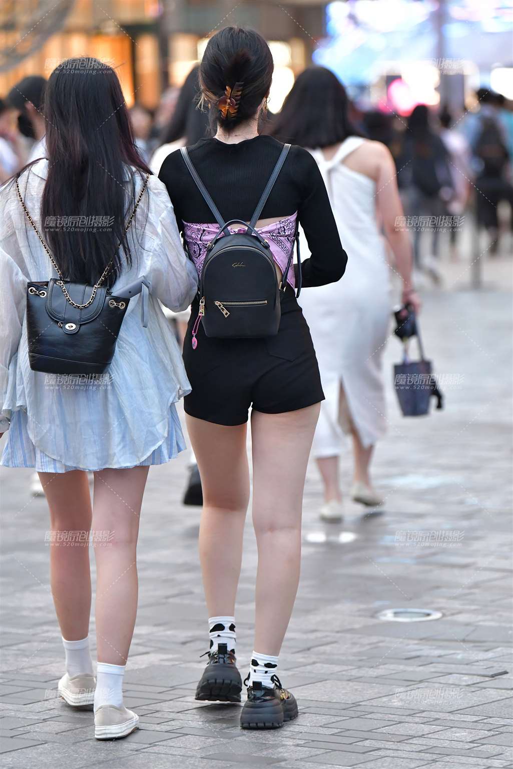 图片[2]-开心逛街闺蜜美女-街拍流行馆