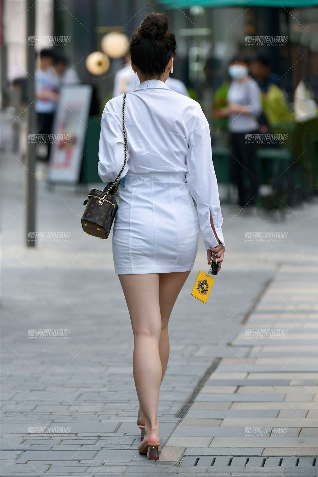 图片[1]-洁白短裙才女-街拍流行馆