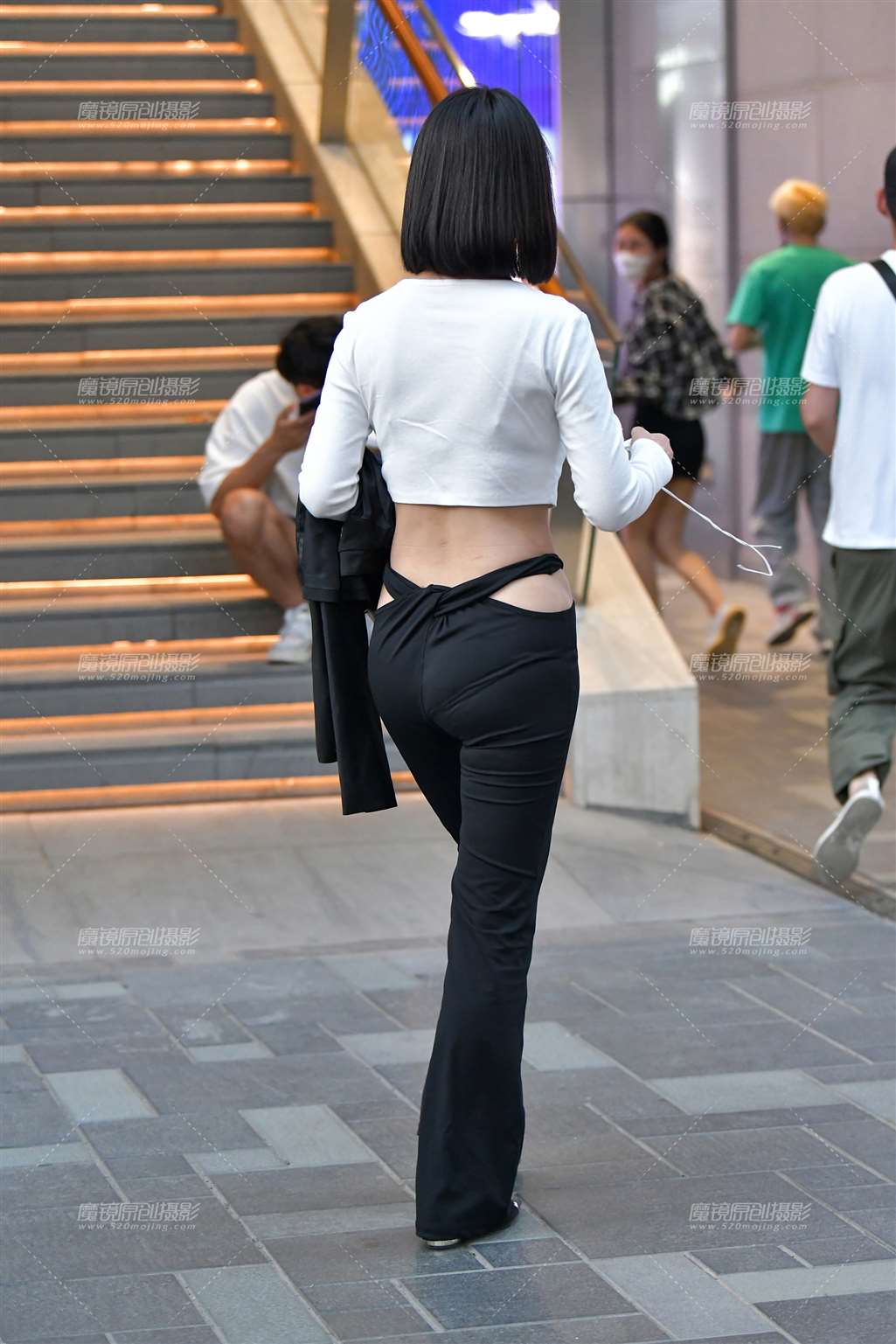图片[2]-白花紧身黑裤美女-街拍流行馆