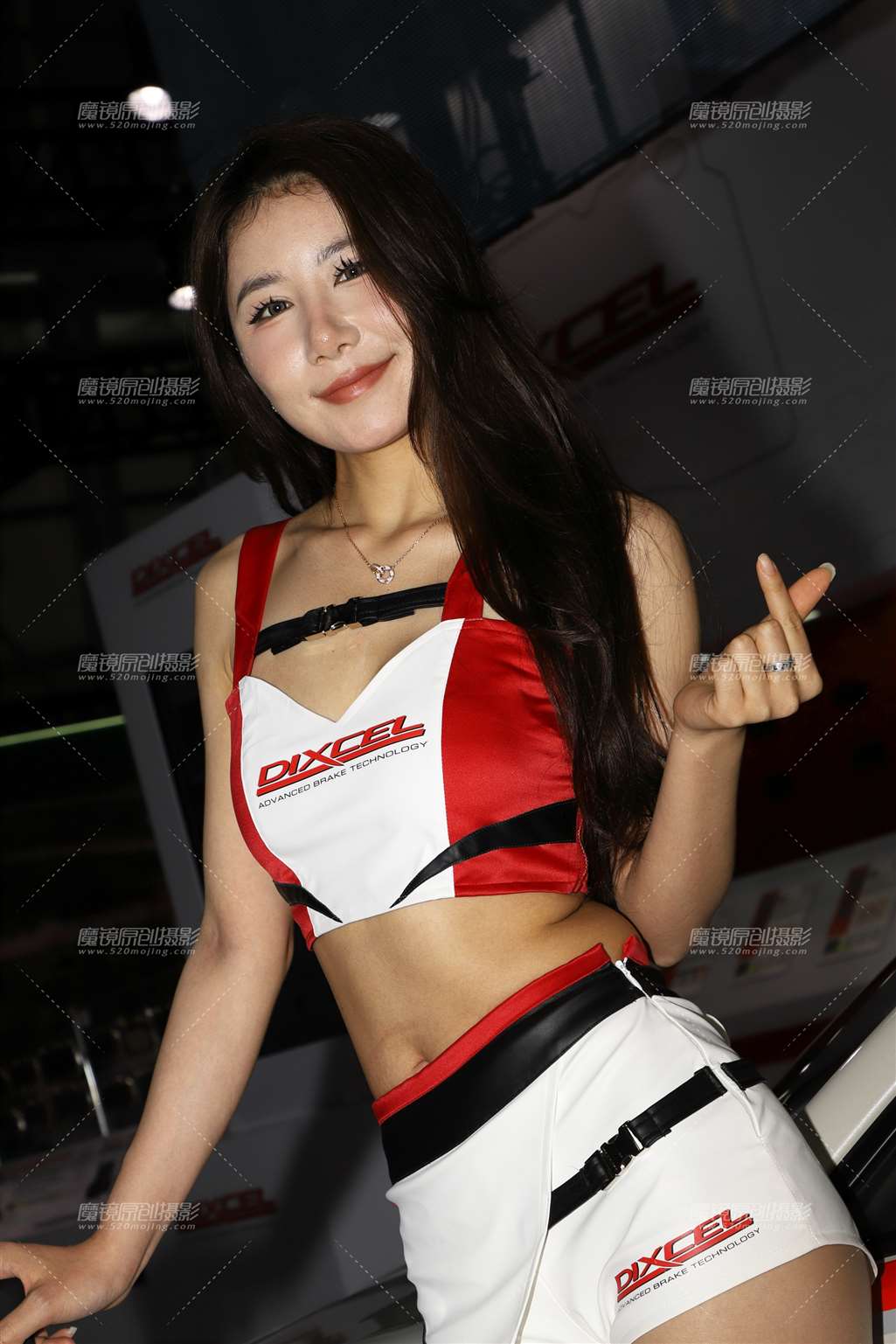 图片[1]-撑伞高筒靴制服车模-街拍流行馆