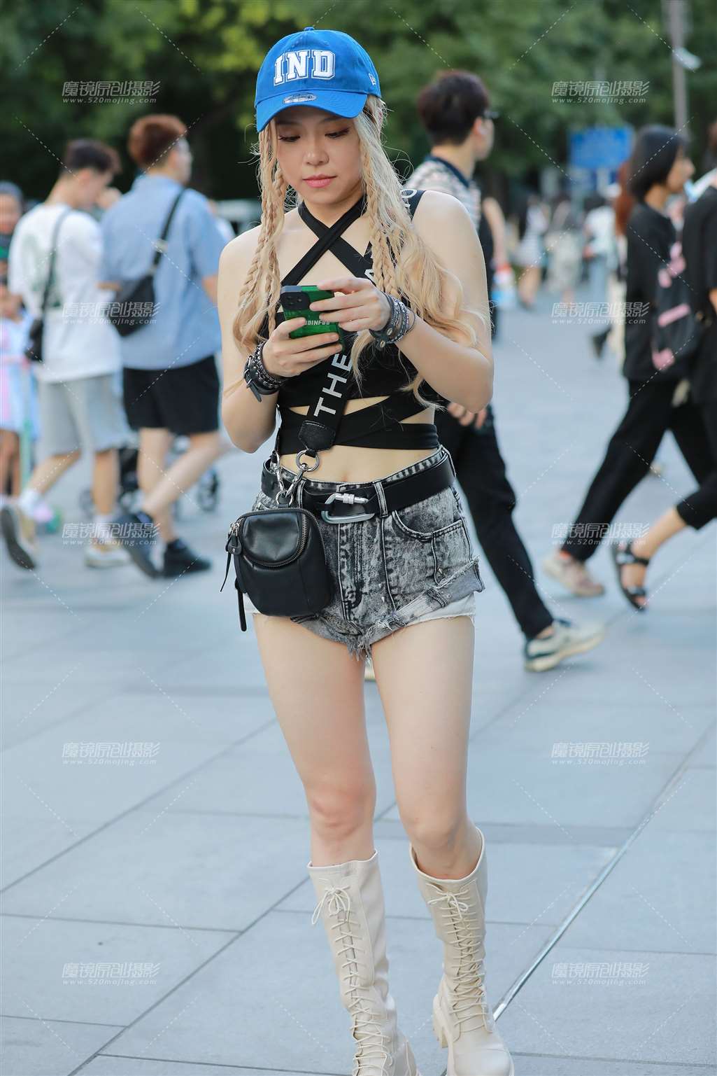 图片[1]-热裤小辫子-街拍流行馆
