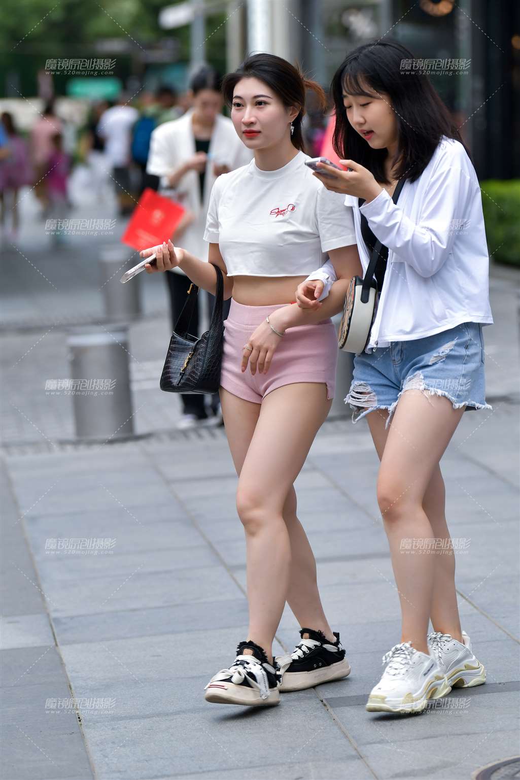 图片[5]-甜美购物热裤美女-街拍流行馆