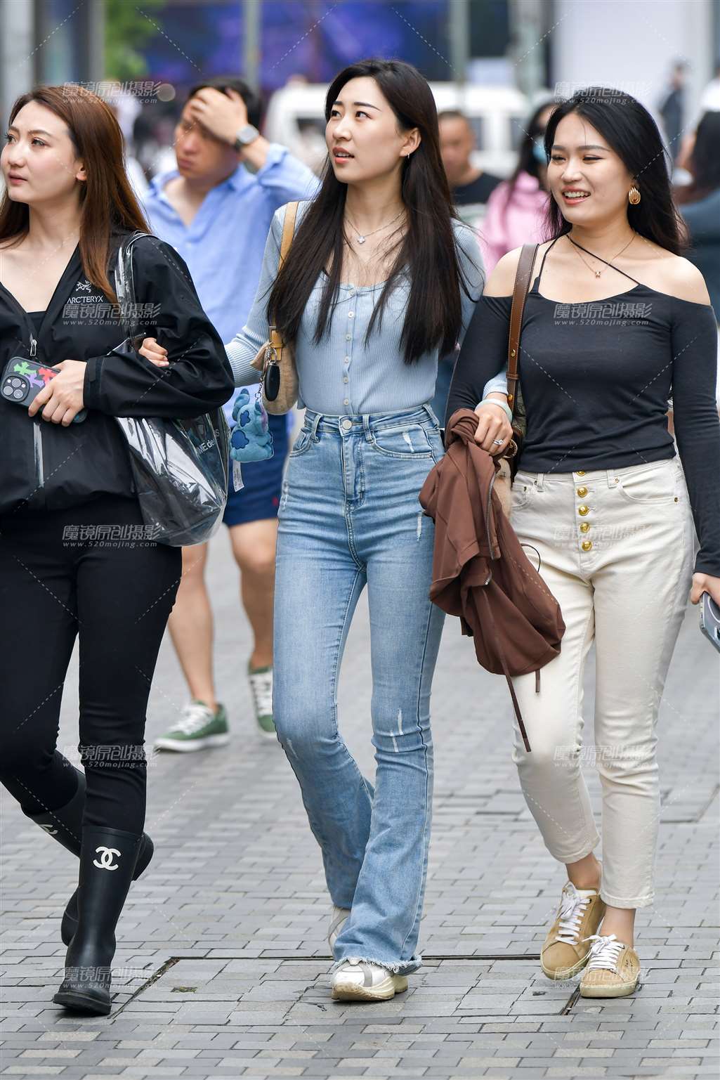 图片[1]-逛街牛仔裤美女-街拍流行馆