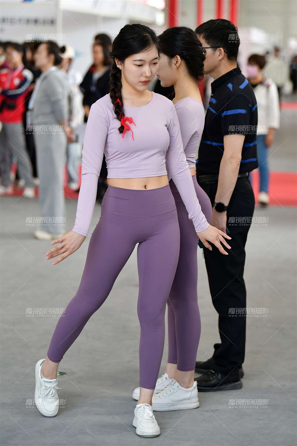 图片[1]-双姊妹紧身美女-街拍流行馆