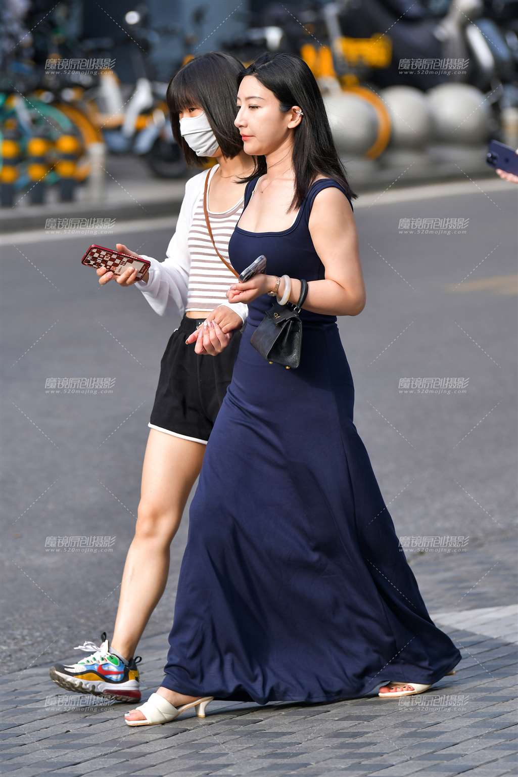 图片[1]-藏蓝长裙美女-街拍流行馆