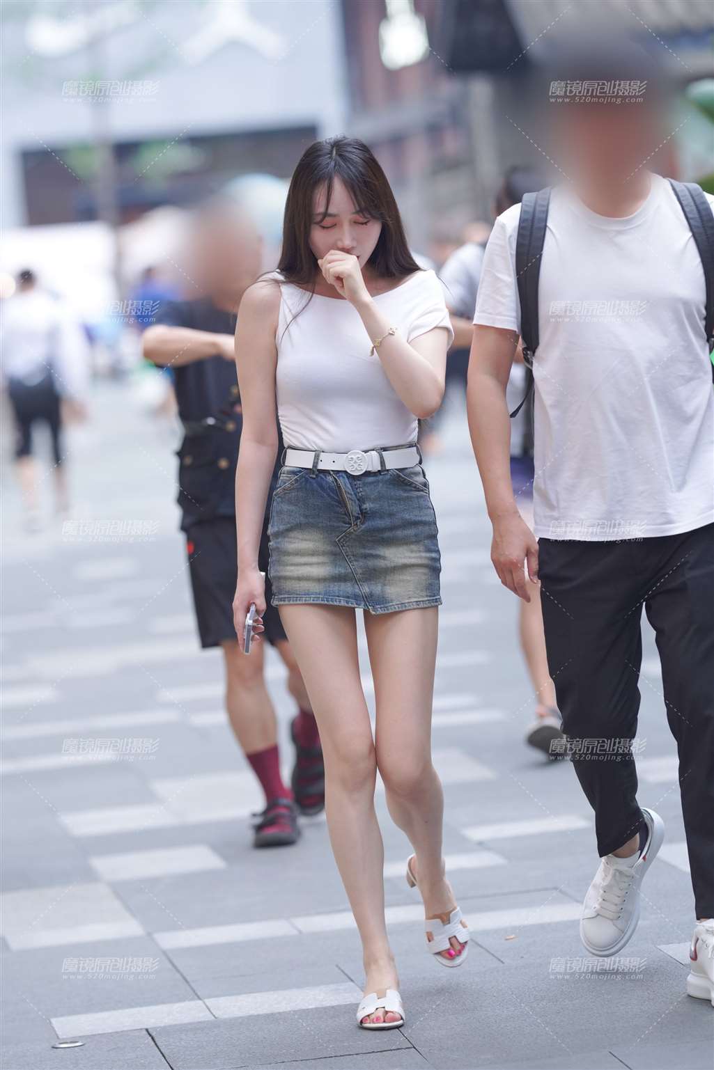 图片[3]-美腿牛仔裙-街拍流行馆