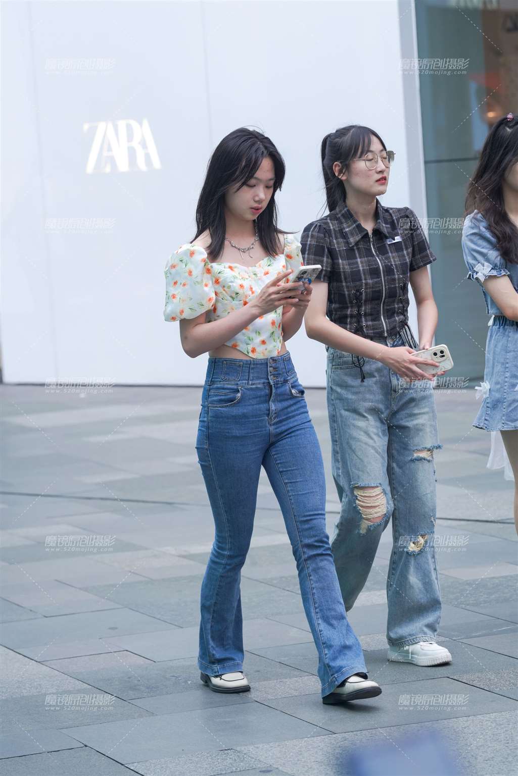 图片[1]-牛仔裤小妹-街拍流行馆