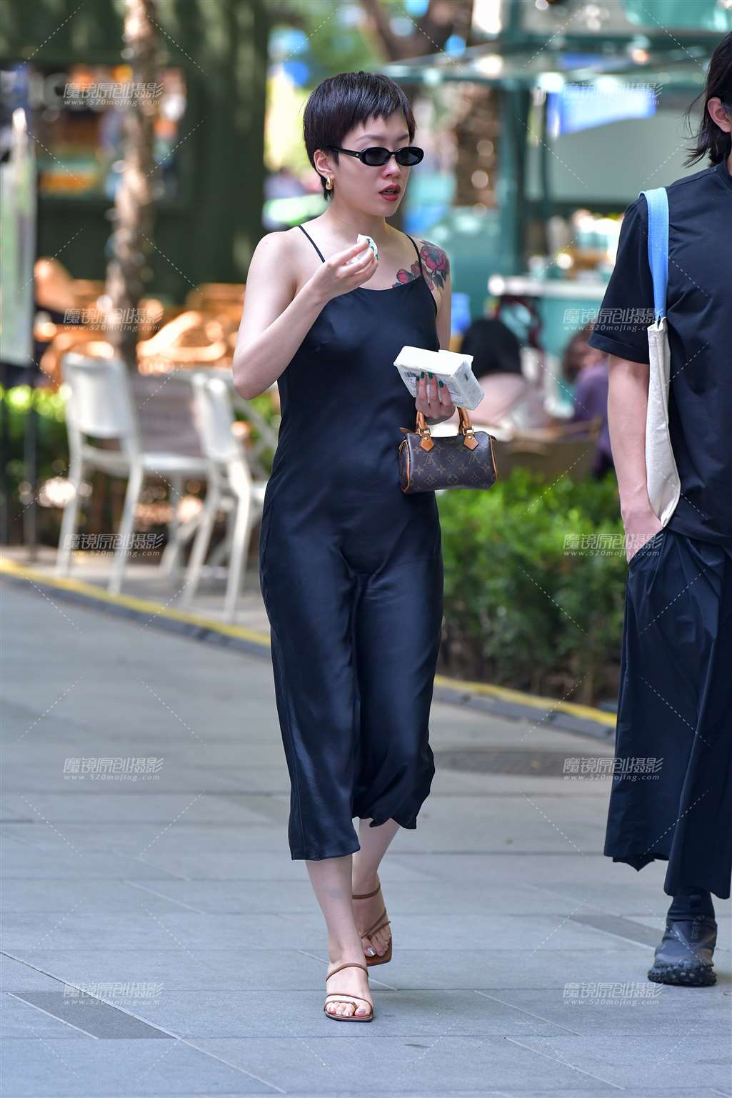 图片[1]-摇曳丝滑长裙美女-街拍流行馆
