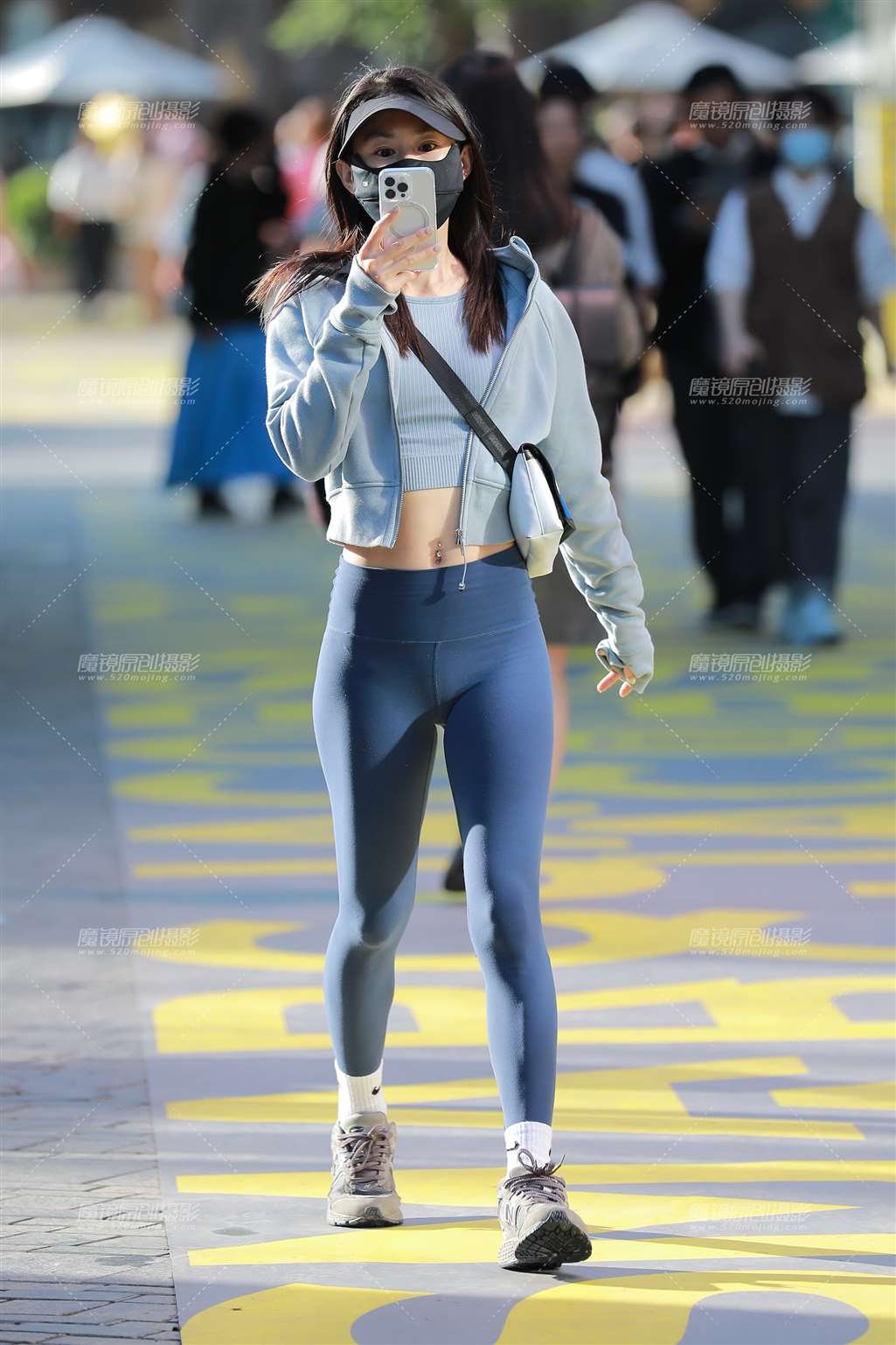 图片[1]-蓝色瑜伽裤美眉-街拍流行馆