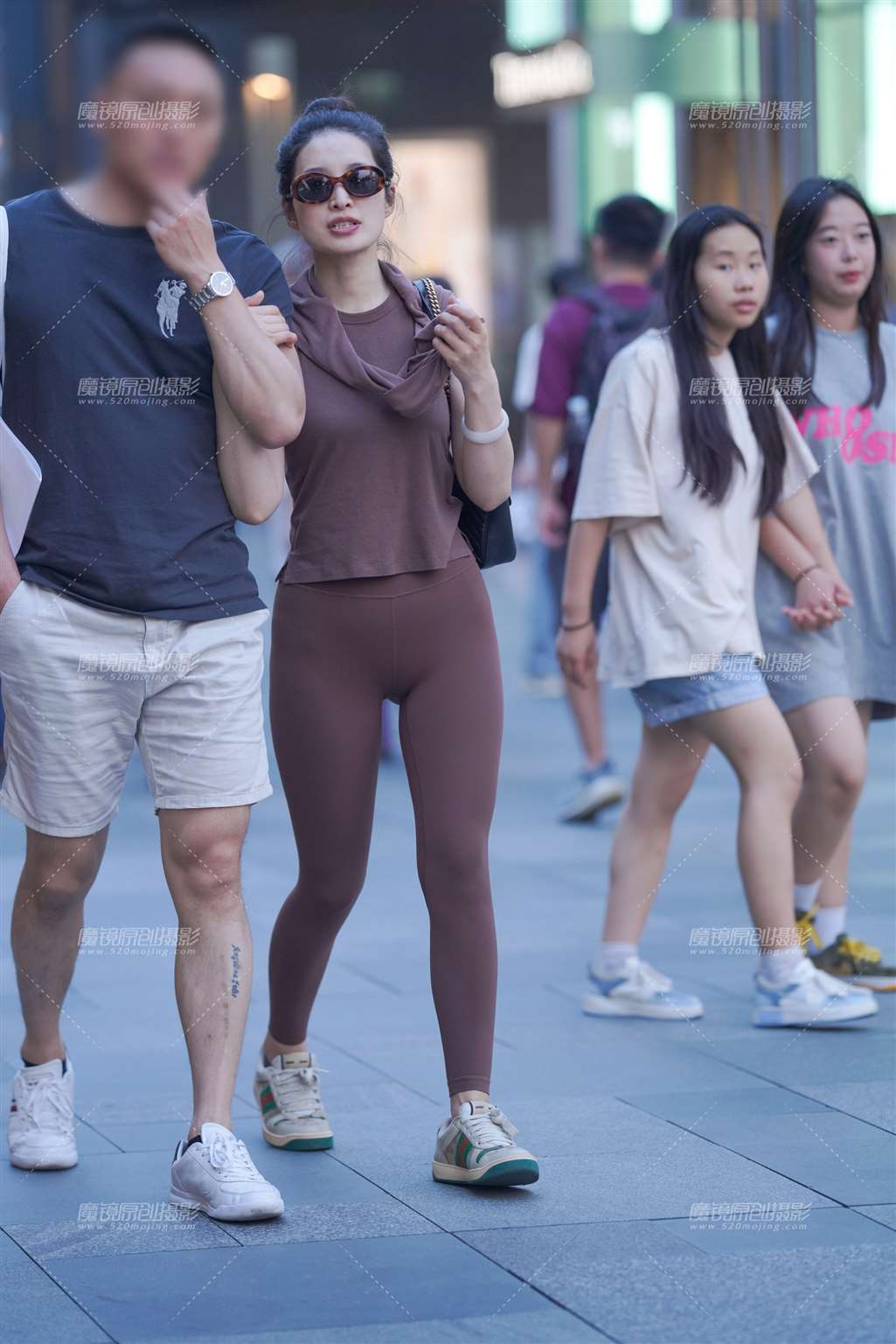 图片[1]-咖色瑜伽裤-街拍流行馆