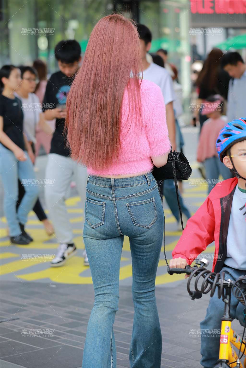 图片[2]-高挑牛仔裤美眉-街拍流行馆