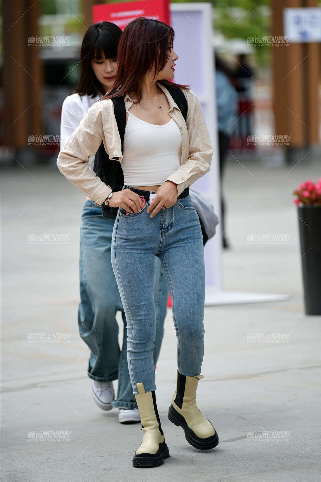 图片[3]-漂亮紧身牛仔裤美女-街拍流行馆