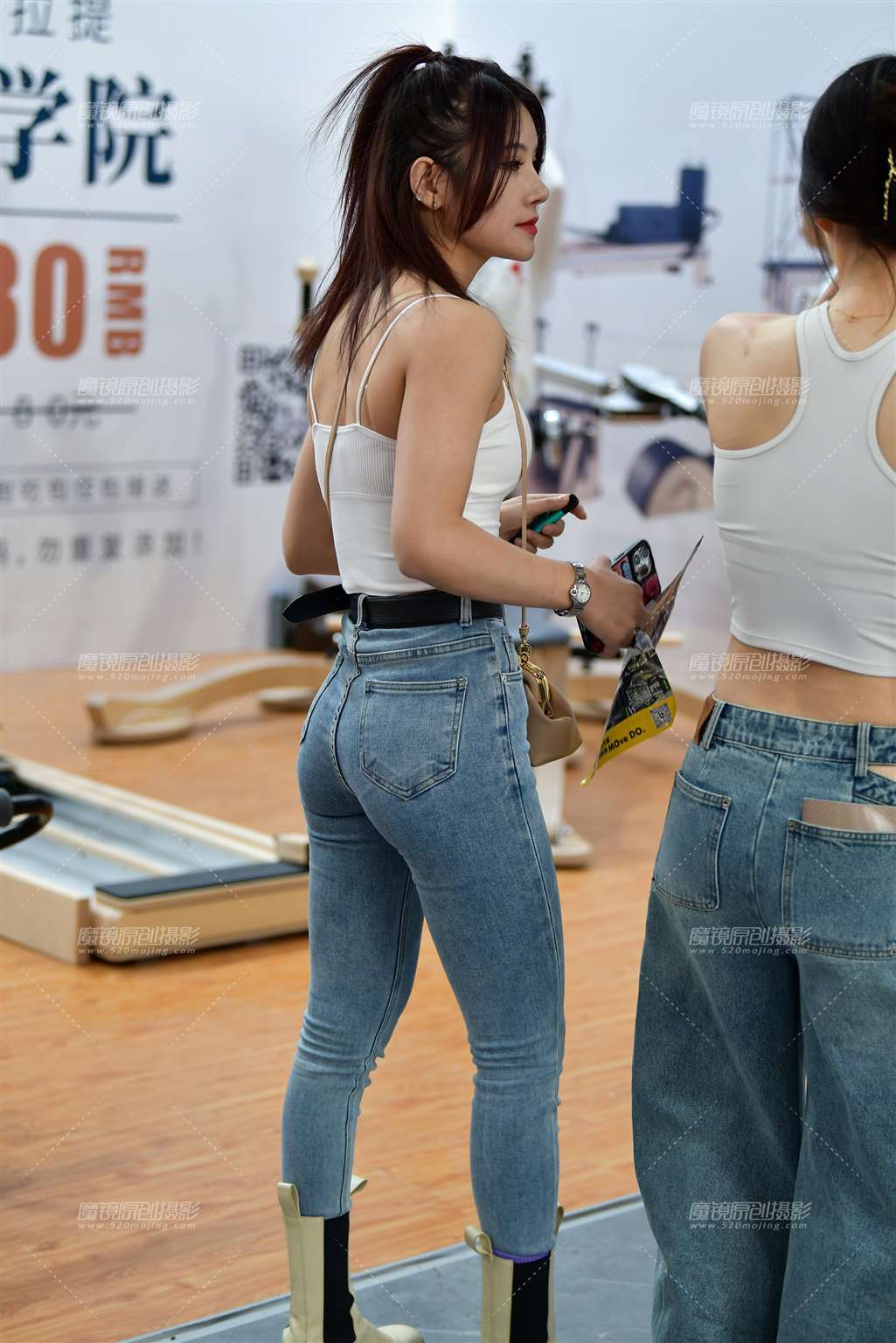 图片[5]-漂亮紧身牛仔裤美女-街拍流行馆