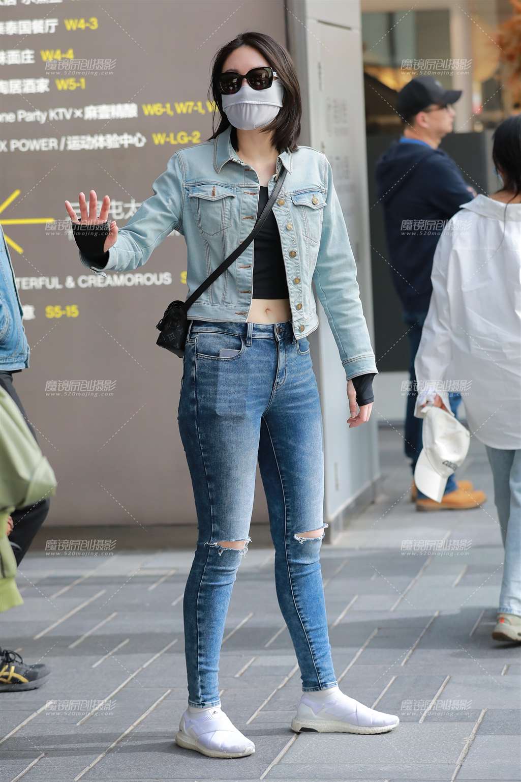 图片[1]-蓝色牛仔-街拍流行馆