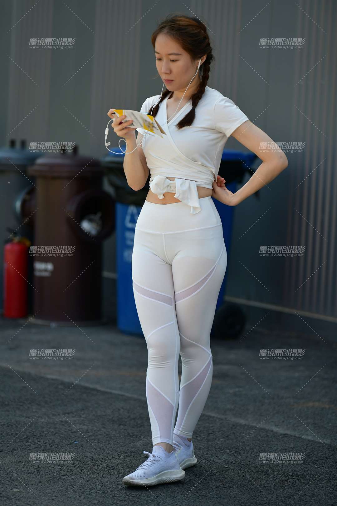 图片[3]-白色紧身裤美女-街拍流行馆