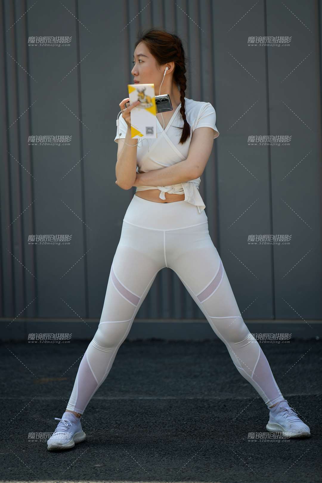 图片[1]-白色紧身裤美女-街拍流行馆