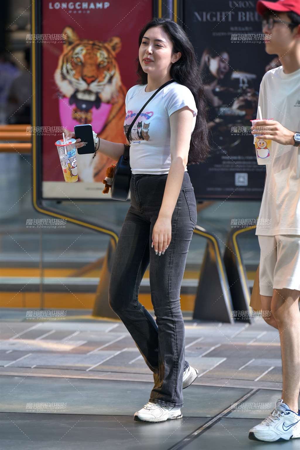 图片[5]-灰色紧身牛仔裤美女-街拍流行馆