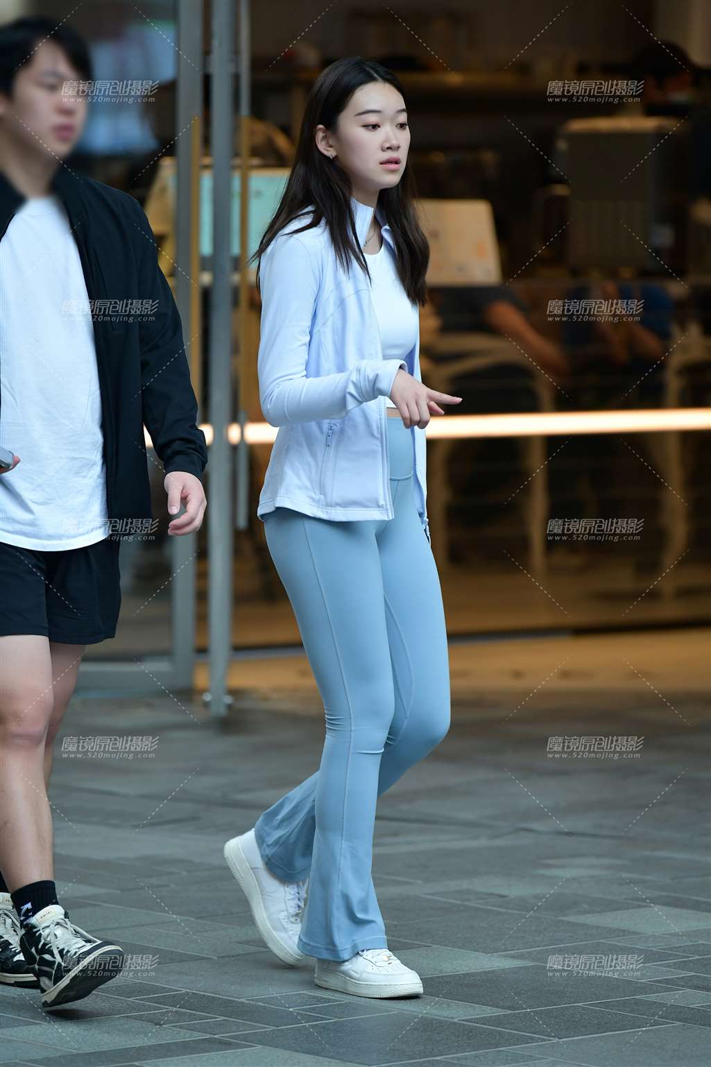 图片[4]-浅色紧身裤美女-街拍流行馆