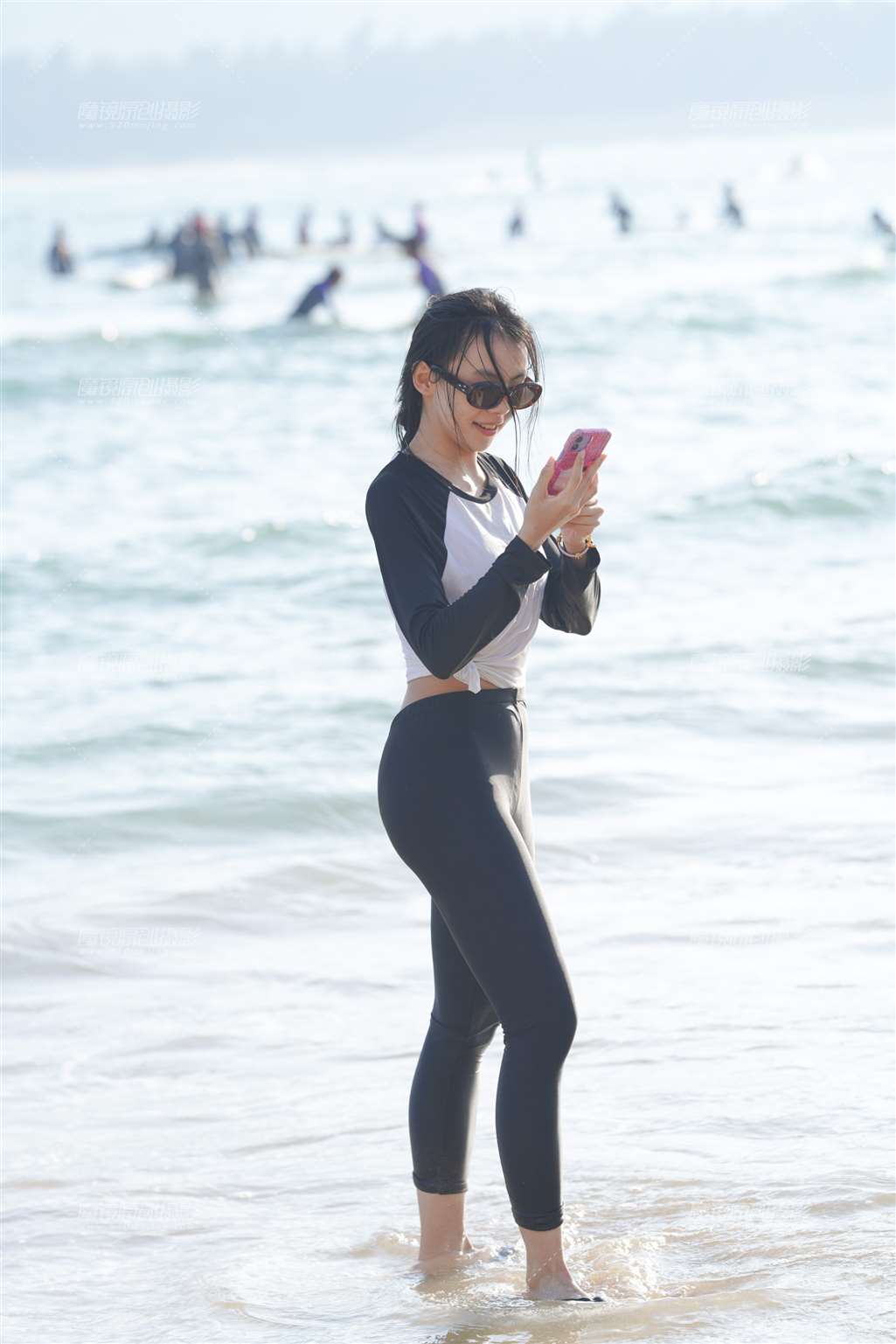 图片[1]-海边嬉戏-街拍流行馆