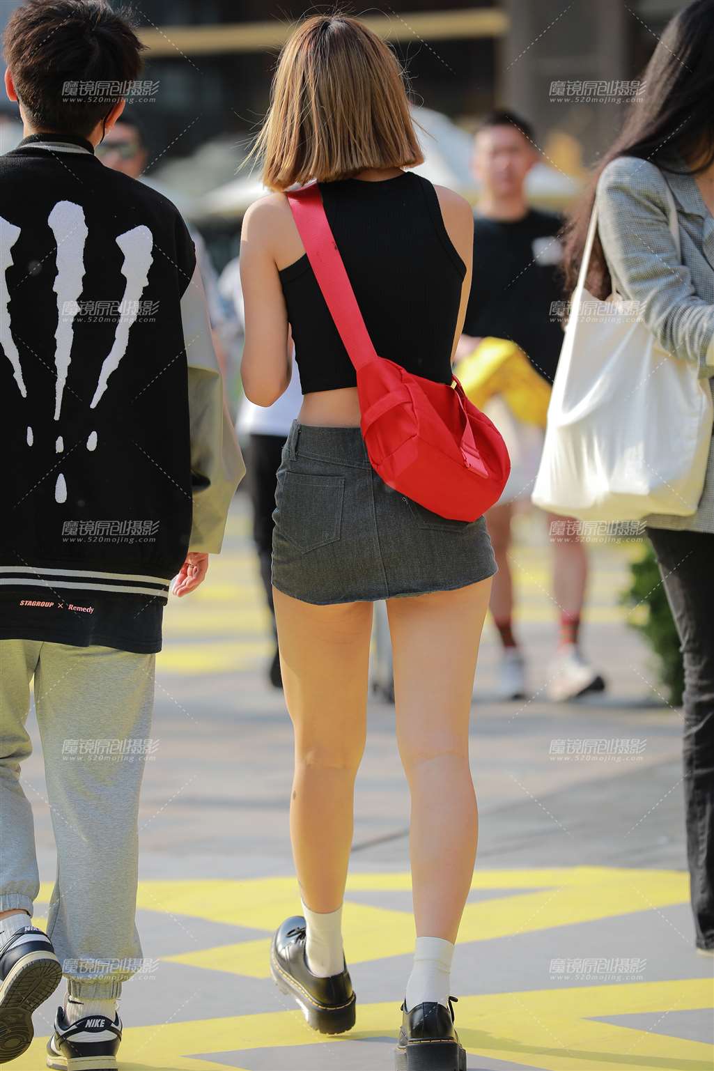 图片[2]-超短包臀裙美女-街拍流行馆