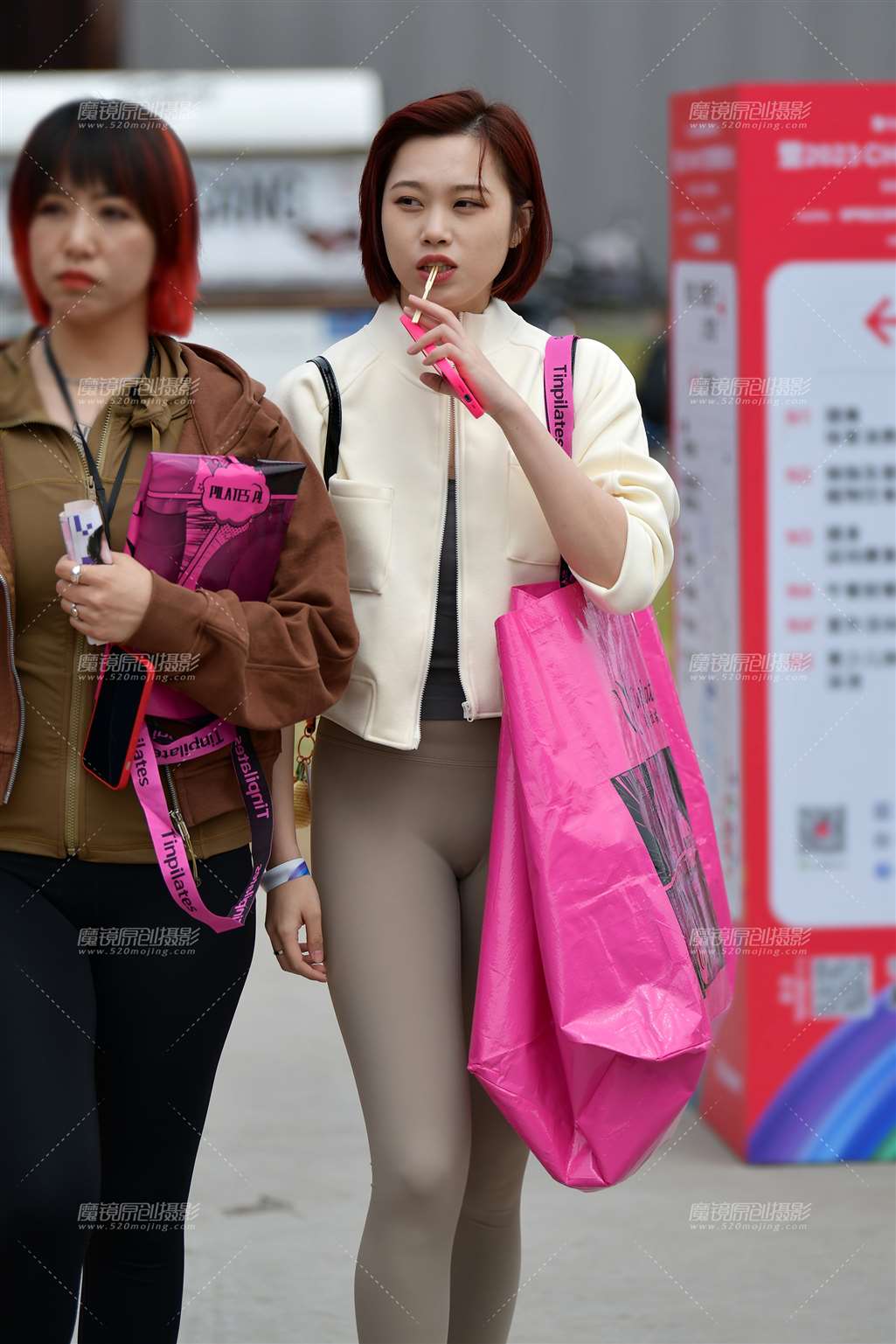 图片[1]-苗条紧身裤美女-街拍流行馆
