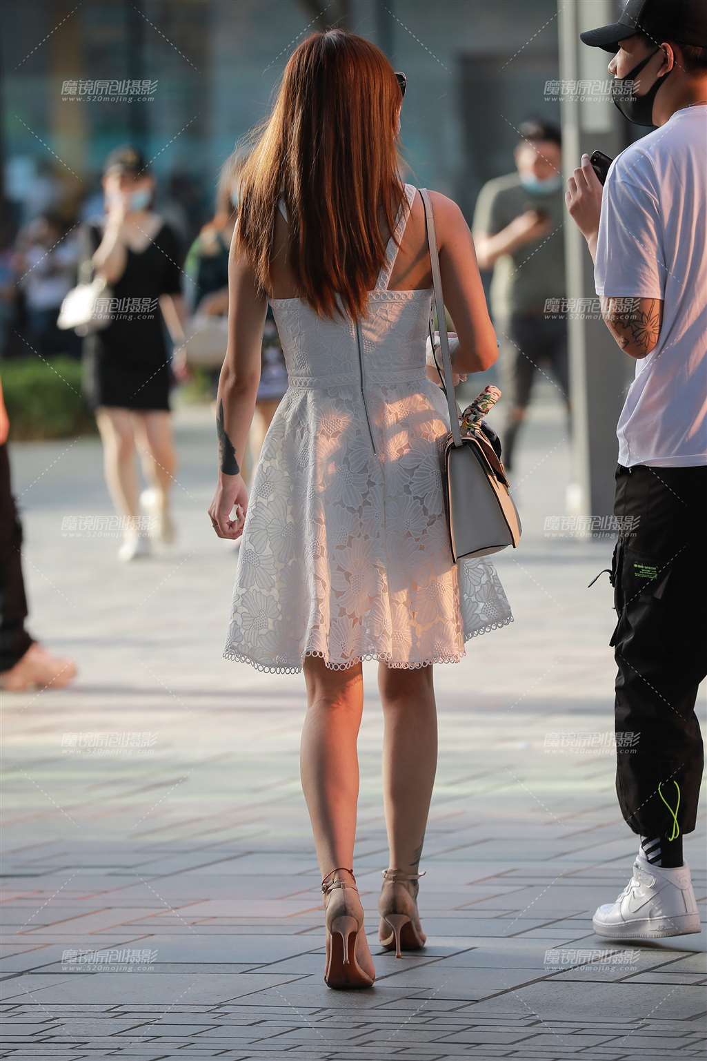 图片[2]-白裙高跟美女-街拍流行馆