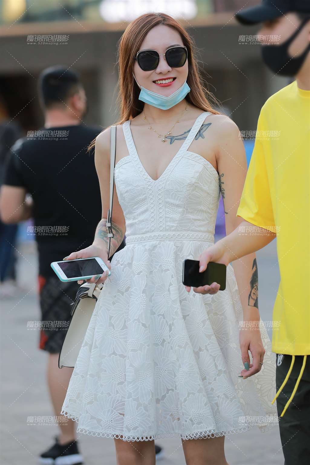 图片[1]-白裙高跟美女-街拍流行馆