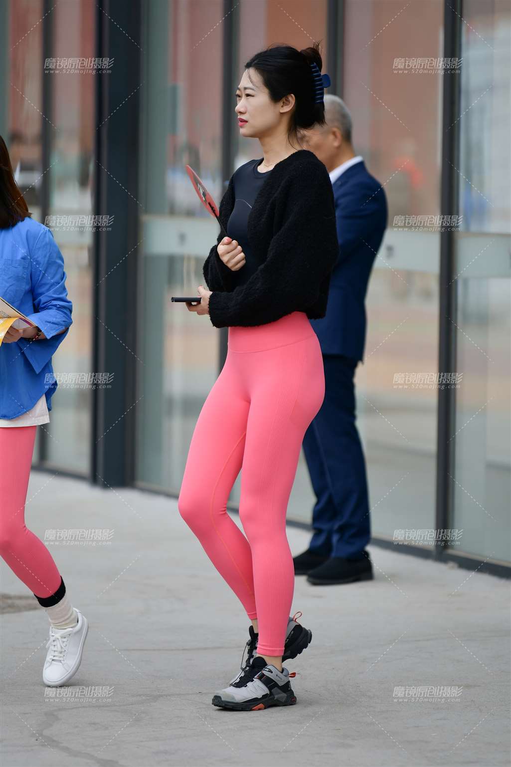 图片[1]-高挑粉红紧身裤美女-街拍流行馆