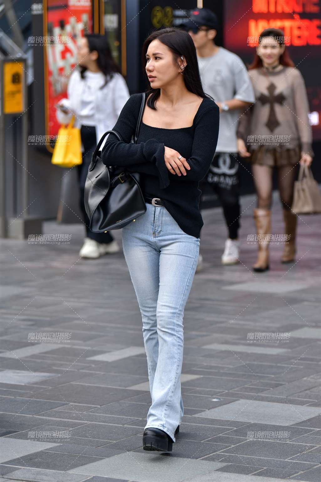 图片[3]-浅色牛仔紧身裤美女-街拍流行馆