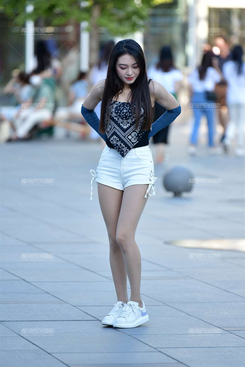 图片[1]-肉丝袜热裤美女-街拍流行馆