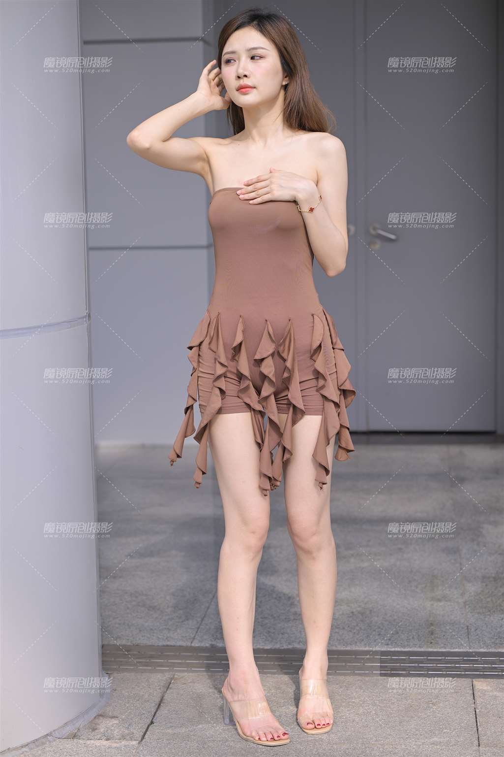 图片[1]-连体热裤小妹-街拍流行馆