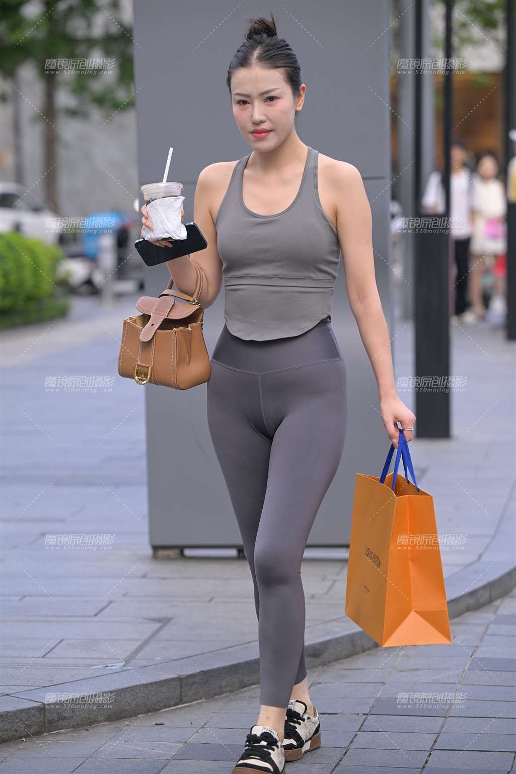 图片[1]-喝咖啡的美女-街拍流行馆