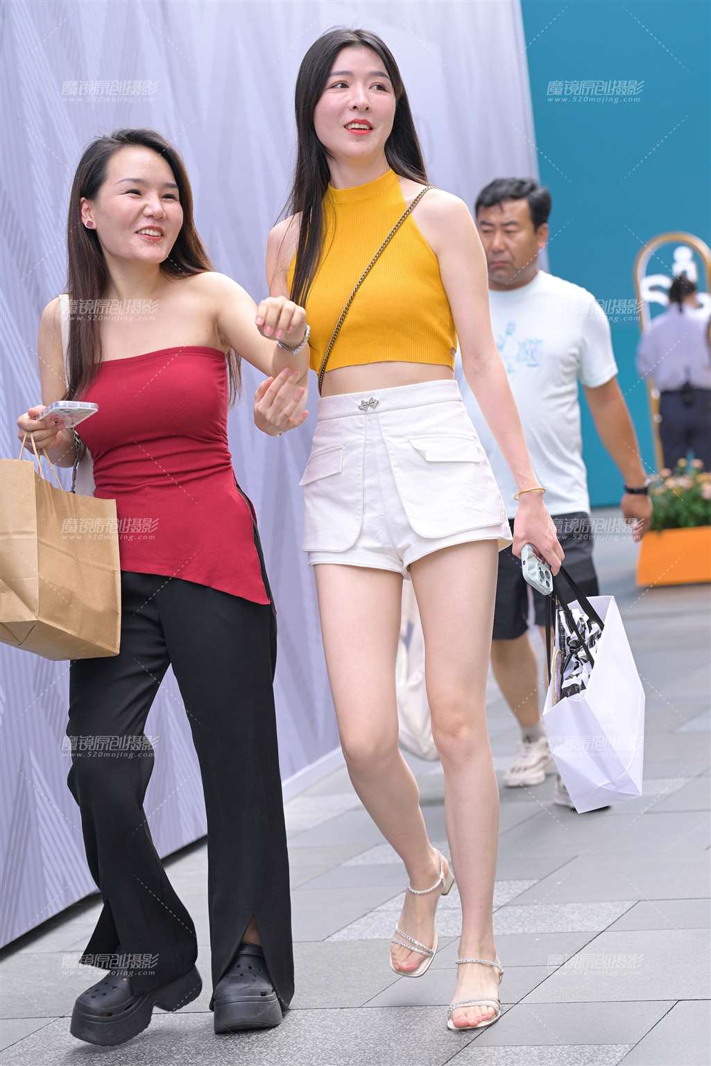 图片[1]-白色热裤长腿小姐姐-街拍流行馆