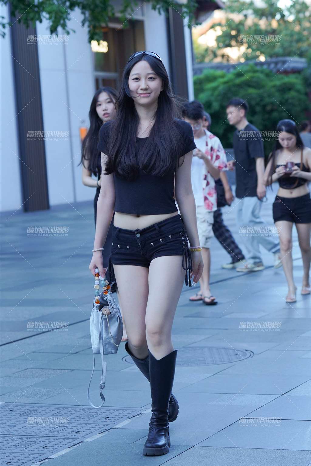 图片[4]-热裤大长腿-街拍流行馆